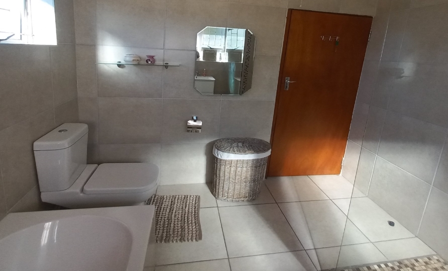 5 Bedroom Property for Sale in Dana Bay Western Cape